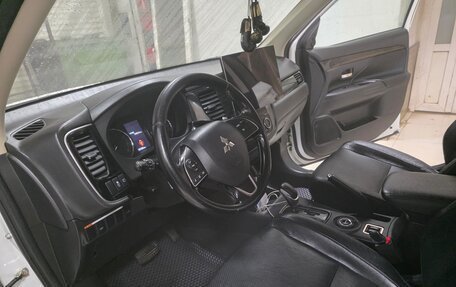 Mitsubishi Outlander III рестайлинг 3, 2016 год, 1 870 000 рублей, 15 фотография