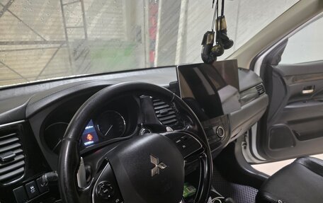 Mitsubishi Outlander III рестайлинг 3, 2016 год, 1 870 000 рублей, 14 фотография