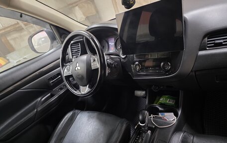 Mitsubishi Outlander III рестайлинг 3, 2016 год, 1 870 000 рублей, 18 фотография