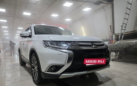 Mitsubishi Outlander III рестайлинг 3, 2016 год, 1 870 000 рублей, 10 фотография