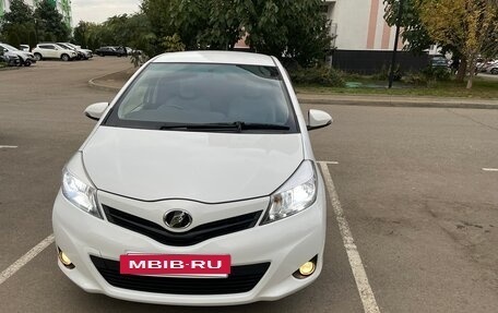 Toyota Vitz, 2013 год, 740 000 рублей, 2 фотография