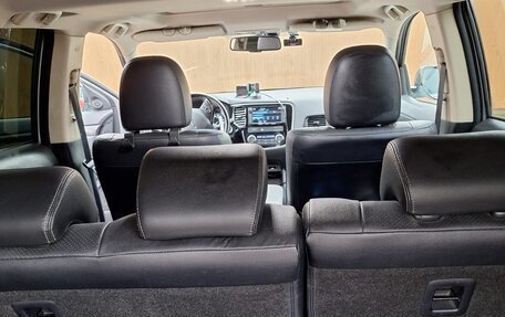 Mitsubishi Outlander III рестайлинг 3, 2015 год, 2 005 000 рублей, 9 фотография