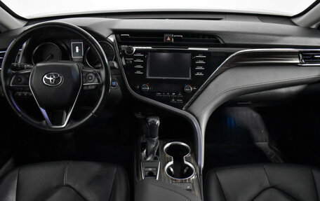 Toyota Camry, 2018 год, 2 690 000 рублей, 16 фотография