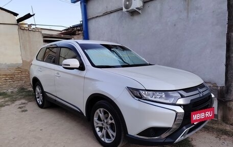 Mitsubishi Outlander III рестайлинг 3, 2019 год, 2 450 000 рублей, 3 фотография