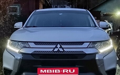 Mitsubishi Outlander III рестайлинг 3, 2019 год, 2 450 000 рублей, 9 фотография