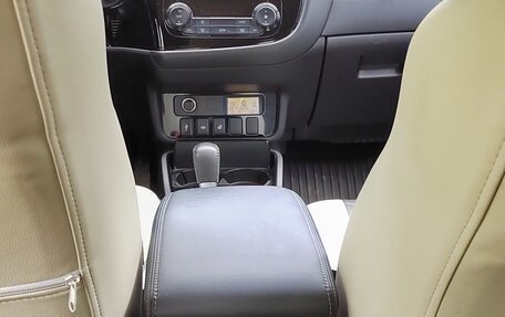 Mitsubishi Outlander III рестайлинг 3, 2019 год, 2 450 000 рублей, 15 фотография