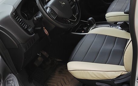 Mitsubishi Outlander III рестайлинг 3, 2019 год, 2 450 000 рублей, 14 фотография