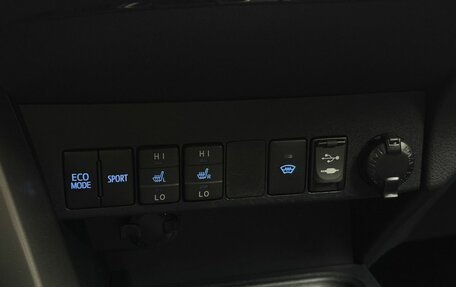 Toyota RAV4, 2018 год, 2 389 000 рублей, 15 фотография