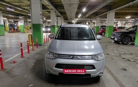 Mitsubishi Outlander III рестайлинг 3, 2013 год, 1 300 000 рублей, 4 фотография
