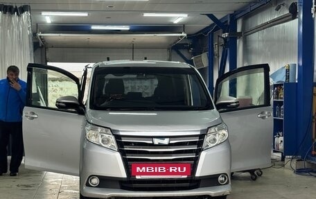 Toyota Noah III, 2015 год, 1 100 000 рублей, 2 фотография