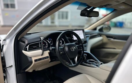 Toyota Camry, 2021 год, 3 300 000 рублей, 10 фотография