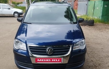 Volkswagen Touran III, 2010 год, 600 000 рублей, 2 фотография