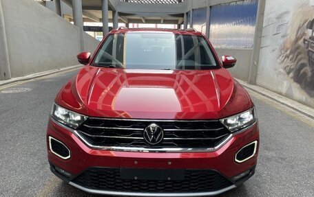 Volkswagen T-Roc I, 2021 год, 1 870 000 рублей, 2 фотография