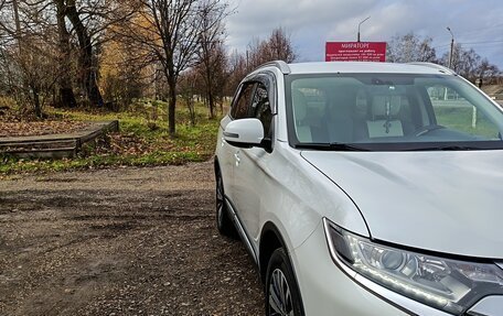 Mitsubishi Outlander III рестайлинг 3, 2019 год, 1 870 000 рублей, 2 фотография