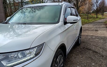 Mitsubishi Outlander III рестайлинг 3, 2019 год, 1 870 000 рублей, 3 фотография