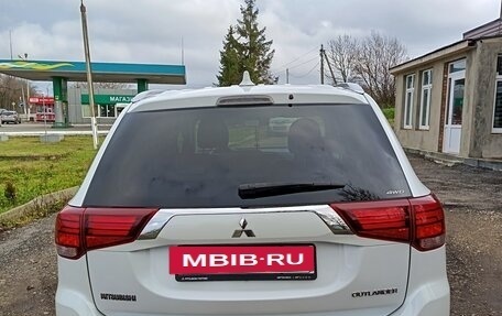 Mitsubishi Outlander III рестайлинг 3, 2019 год, 1 870 000 рублей, 6 фотография