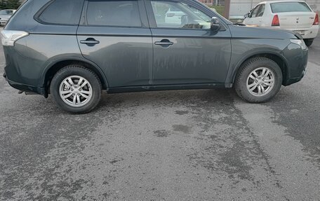 Mitsubishi Outlander III рестайлинг 3, 2014 год, 1 585 000 рублей, 6 фотография