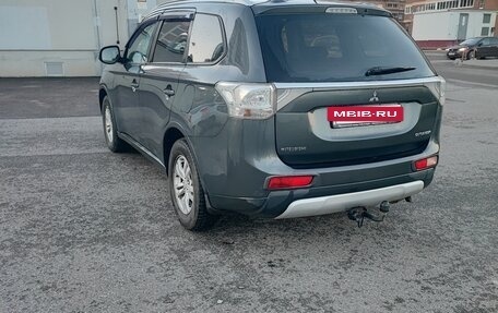 Mitsubishi Outlander III рестайлинг 3, 2014 год, 1 585 000 рублей, 4 фотография