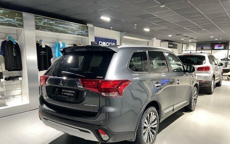 Mitsubishi Outlander III рестайлинг 3, 2019 год, 2 850 000 рублей, 4 фотография
