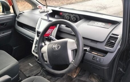 Toyota Voxy II, 2013 год, 1 750 000 рублей, 5 фотография