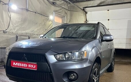 Mitsubishi Outlander III рестайлинг 3, 2011 год, 960 000 рублей, 2 фотография
