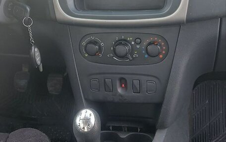 Renault Logan II, 2018 год, 585 000 рублей, 22 фотография