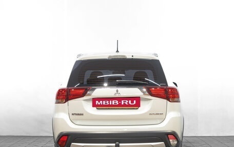 Mitsubishi Outlander III рестайлинг 3, 2015 год, 1 849 000 рублей, 6 фотография