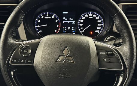 Mitsubishi Outlander III рестайлинг 3, 2018 год, 1 770 000 рублей, 11 фотография