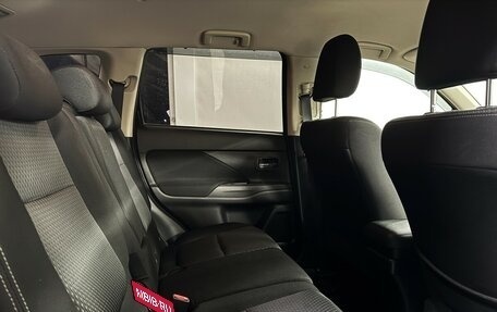 Mitsubishi Outlander III рестайлинг 3, 2018 год, 1 770 000 рублей, 13 фотография