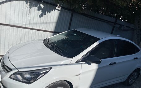 Hyundai Solaris II рестайлинг, 2015 год, 820 000 рублей, 2 фотография