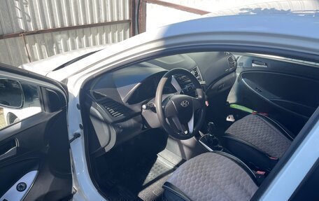 Hyundai Solaris II рестайлинг, 2015 год, 820 000 рублей, 4 фотография