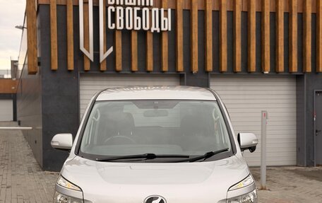 Toyota Voxy II, 2010 год, 1 379 000 рублей, 1 фотография