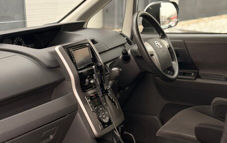 Toyota Voxy II, 2010 год, 1 379 000 рублей, 14 фотография