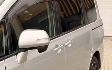 Toyota Voxy II, 2010 год, 1 379 000 рублей, 4 фотография