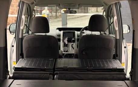 Toyota Voxy II, 2010 год, 1 379 000 рублей, 13 фотография