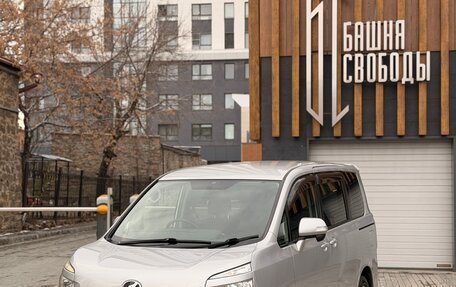 Toyota Voxy II, 2010 год, 1 379 000 рублей, 8 фотография