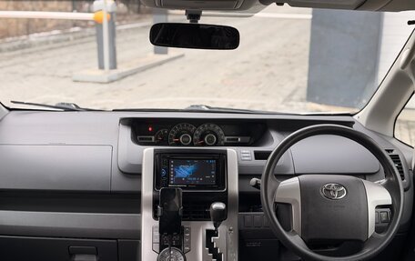 Toyota Voxy II, 2010 год, 1 379 000 рублей, 11 фотография