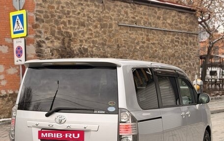 Toyota Voxy II, 2010 год, 1 379 000 рублей, 6 фотография