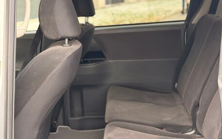 Toyota Voxy II, 2010 год, 1 379 000 рублей, 15 фотография