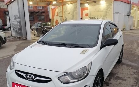 Hyundai Solaris II рестайлинг, 2012 год, 720 000 рублей, 4 фотография