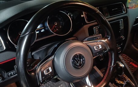 Volkswagen Jetta VI, 2017 год, 1 990 000 рублей, 2 фотография