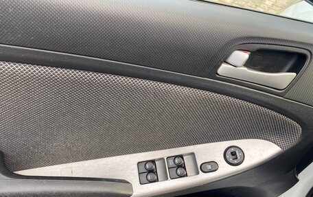 Hyundai Solaris II рестайлинг, 2013 год, 800 000 рублей, 8 фотография