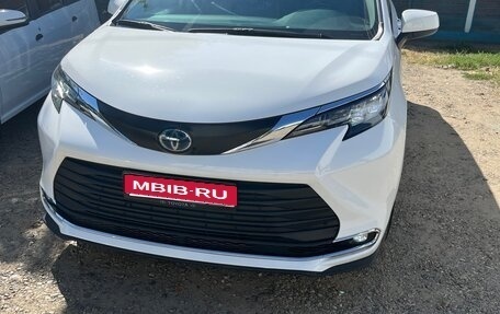 Toyota Sienna, 2021 год, 4 000 000 рублей, 1 фотография