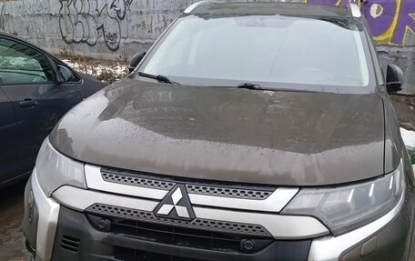 Mitsubishi Outlander III рестайлинг 3, 2018 год, 1 950 000 рублей, 1 фотография
