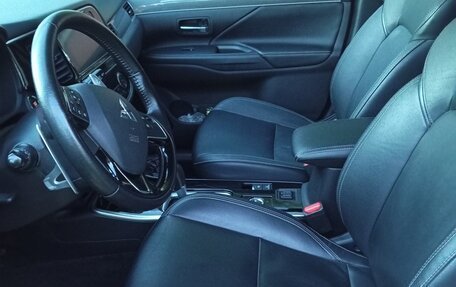 Mitsubishi Outlander III рестайлинг 3, 2018 год, 1 950 000 рублей, 3 фотография