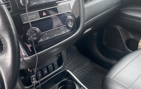 Mitsubishi Outlander III рестайлинг 3, 2018 год, 1 700 000 рублей, 6 фотография