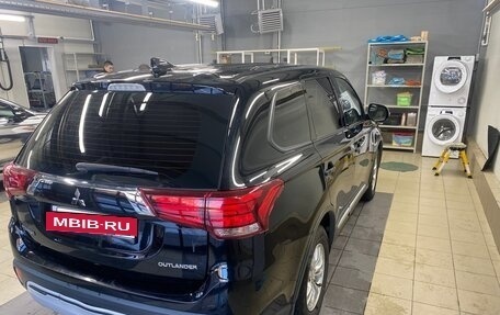 Mitsubishi Outlander III рестайлинг 3, 2018 год, 1 700 000 рублей, 2 фотография