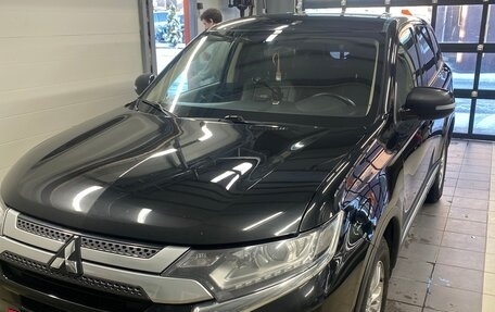 Mitsubishi Outlander III рестайлинг 3, 2018 год, 1 700 000 рублей, 5 фотография