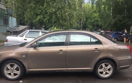 Toyota Avensis III рестайлинг, 2005 год, 640 000 рублей, 1 фотография