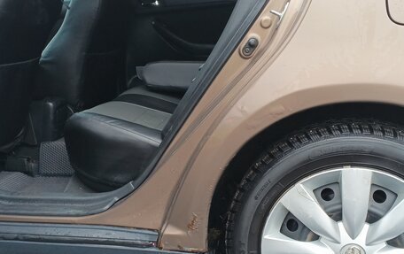 Toyota Avensis III рестайлинг, 2005 год, 640 000 рублей, 10 фотография